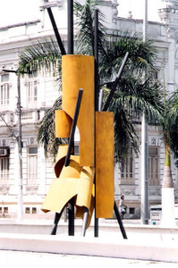 Escultura na Praça João Pedreira, Feira de Santana, 1991. Imagem: Site do Núcleo de Estudos do Sertão – UEFS