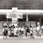 Exposição em frente ao Teatro Castro Alves, 1990. Imagem: Site do Núcleo de Estudos do Sertão – UEFS