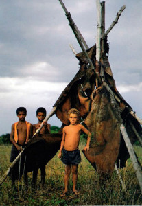 Projeto Terra. Escultura da Tapera, entre Feira de Santana e São Gonçalo, 1982. Imagem: Site do Núcleo de Estudos do Sertão – UEFS