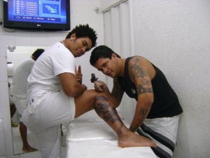 Denny (Timbalada) expondo sua tattoo feita por Sanio
