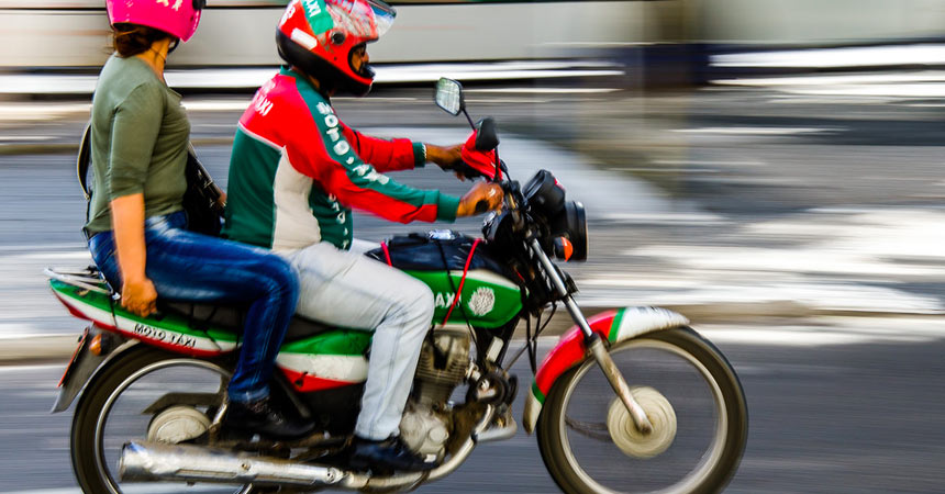 Mototaxistas feirenses: o cotidiano de quem conhece a cidade sobre duas rodas