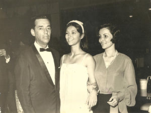 Ângela Oliveira acompanhada dos pais. Foto: Acervo Earte