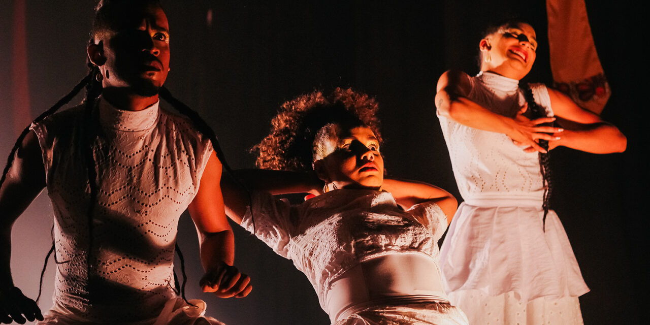 O tempo de ser: quando o teatro invoca Iroko e faz do palco um território de existência