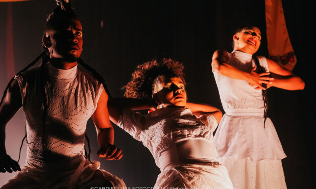 O tempo de ser: quando o teatro invoca Iroko e faz do palco um território de existência