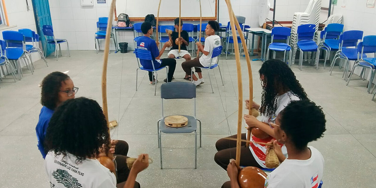 Capoeira, currículo e educação: roda de conversa marca avanço da lei Moa do Katendê no colégio Luiz Viana Filho