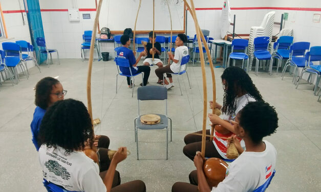 Capoeira, currículo e educação: roda de conversa marca avanço da lei Moa do Katendê no colégio Luiz Viana Filho