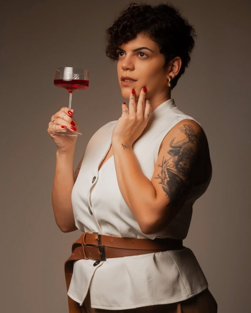 A mixologista Heloísa. Foto: Divulgação.