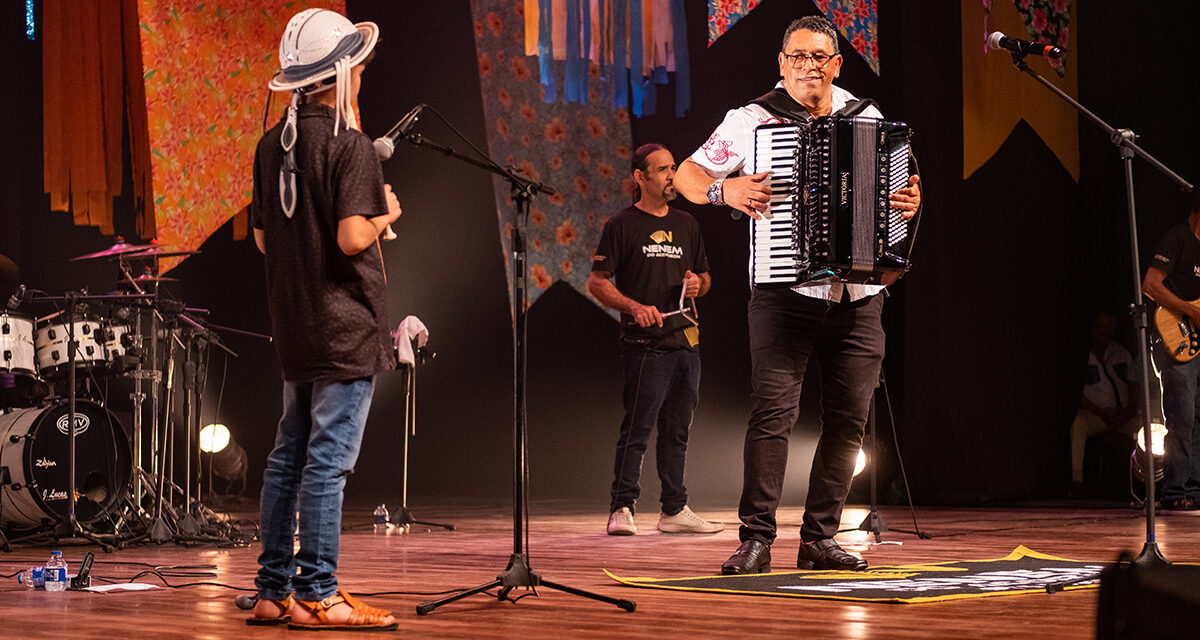 Forró e Causos: Neném do Acordeon transforma teatro em arraiá em Feira de Santana 
