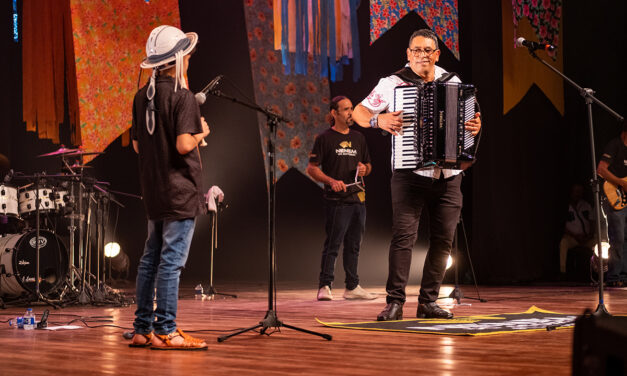 Forró e Causos: Neném do Acordeon transforma teatro em arraiá em Feira de Santana 