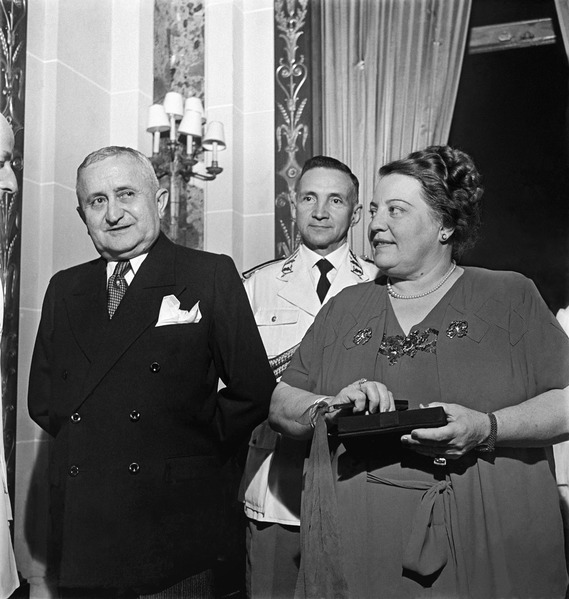 O presidente Eurico Gaspar Dutra ao lado da esposa, Carmela Dutra
