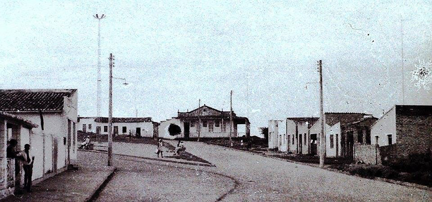 Praça na Rua Nova na década de 1970, hoje batizada com o nome de Dona Pomba